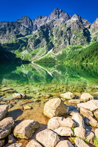 Lago nas montanhas ao nascer do sol no verão, Polônia, Europa — Fotografia de Stock