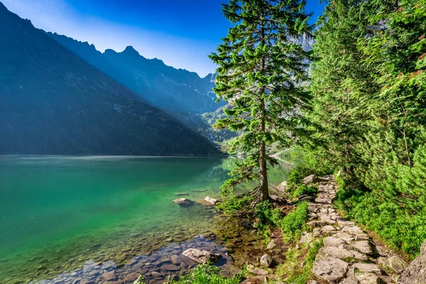 Maravilloso atardecer en el estanque en las montañas Tatra, Polonia, Europa — Foto de Stock