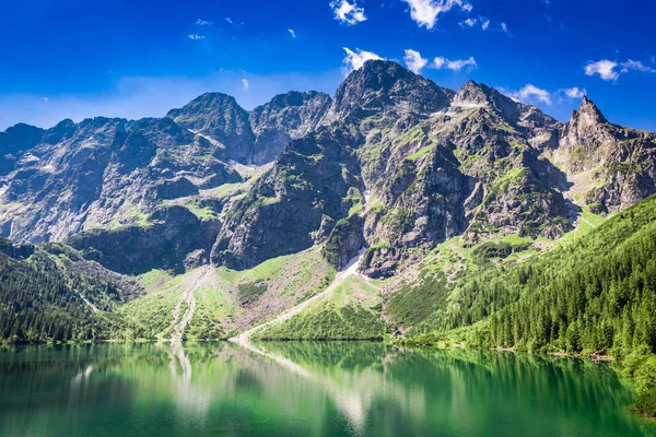 Hermoso estanque azul en las montañas al amanecer, Polonia, Europa —  Fotos de Stock