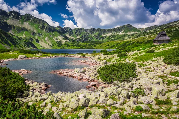 Lago cristalino en las montañas, Polonia, Europa — Foto de Stock