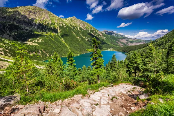 Piękne błękitne jezioro w górach, Polska, Europa — Zdjęcie stockowe