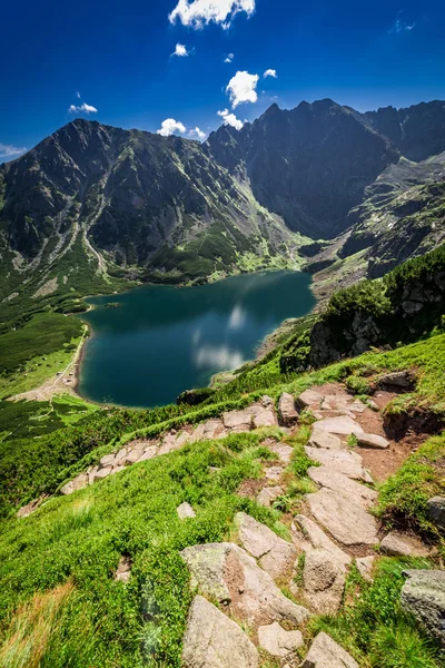 Sendero de montaña a Czarny Staw Gasienicowy en verano, Polonia, Europa — Foto de Stock