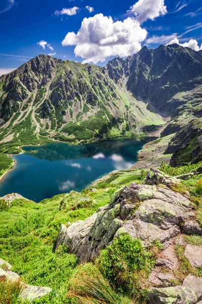 Skvělé Czarny Staw Gasienicowy za svítání v horách, Polsko, Evropa — Stock fotografie