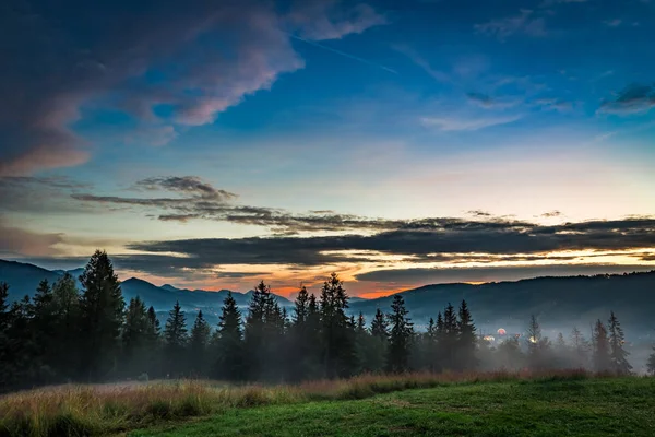 Superbe coucher de soleil dans les montagnes Tatra, Zakopane, Pologne, Europe — Photo