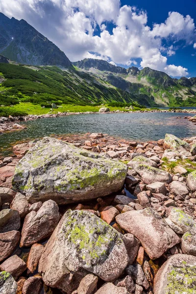 Lago maravilloso en las montañas y rocas, Polonia, Europa — Foto de Stock