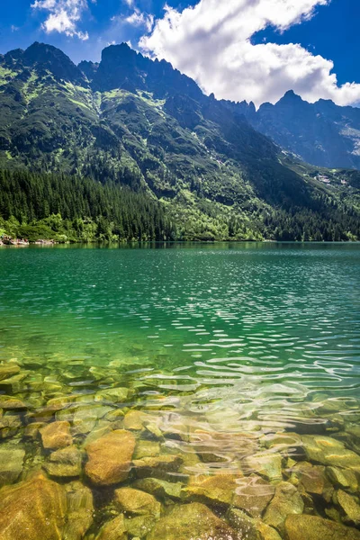 Impresionante lago en las montañas, Polonia, Europa —  Fotos de Stock