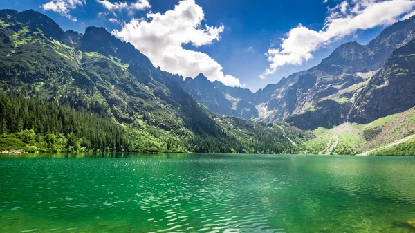 Splendido stagno in montagna all'alba, Polonia, Europa — Foto Stock