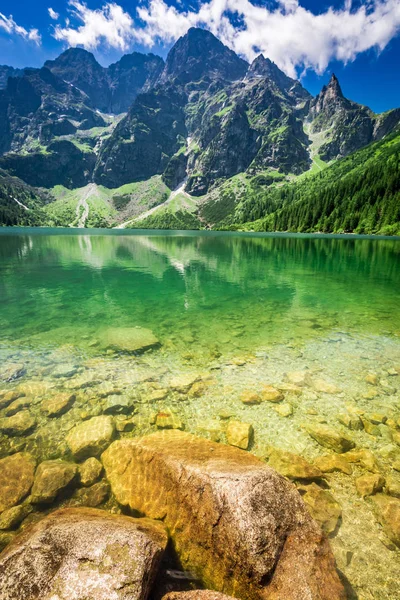 Impresionante lago azul en las montañas en verano, Polonia, Europa —  Fotos de Stock