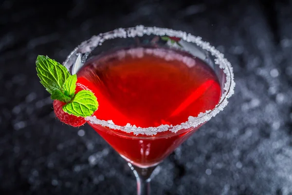 Koude klassieke Margarita met frambozen en mint op zwarte rots — Stockfoto