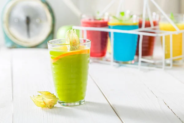 Zelfgemaakte smoothie met fruitige yoghurt op witte tafel — Stockfoto