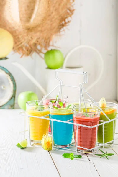 Batido de verano con frutas frescas en mesa blanca — Foto de Stock