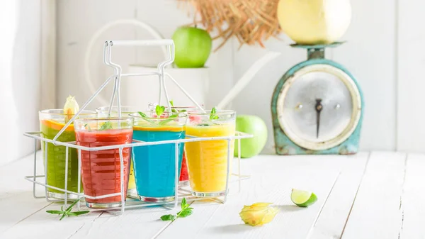 Hälsosam cocktail med fruktig yoghurt på vitt bord — Stockfoto