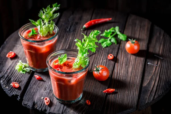 Cóctel María fría con tomates y hielo —  Fotos de Stock