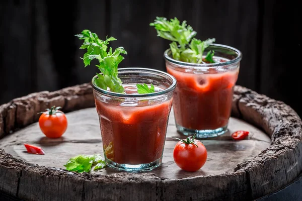Вкусный коктейль с помидорами и сельдереем — стоковое фото