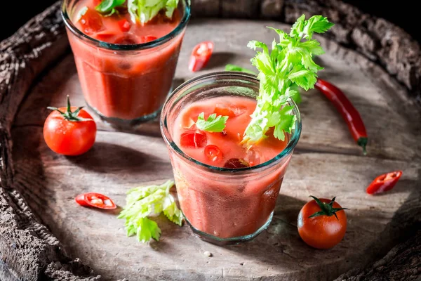 Sabroso cóctel María sangrienta con tomates frescos —  Fotos de Stock