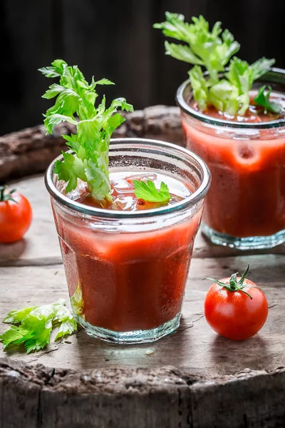 Salado cóctel María sangrienta con tomates frescos —  Fotos de Stock