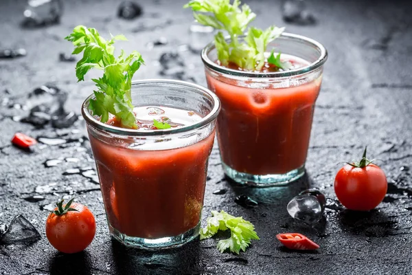 辣的血腥玛丽鸡尾酒与新鲜的西红柿 — 图库照片