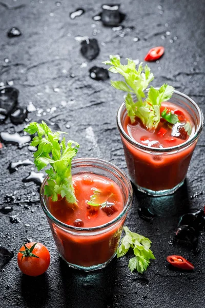 Frío cóctel María sangrienta con tomates frescos —  Fotos de Stock
