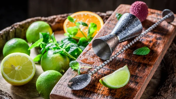 Barman ingredience je připraven na drink — Stock fotografie