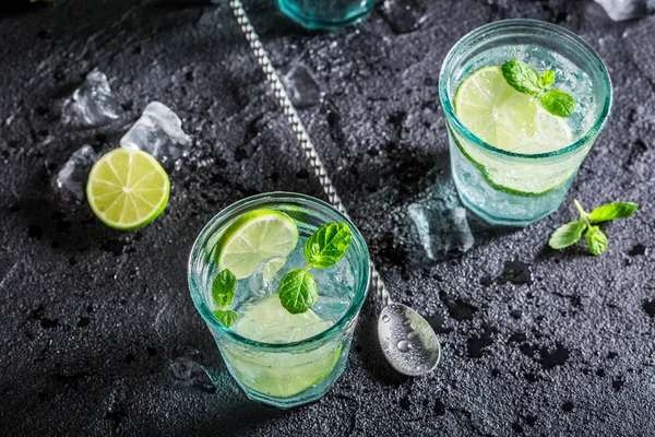 Refreshing and cold cocktail made of ice and alcohol — Stock Photo, Image