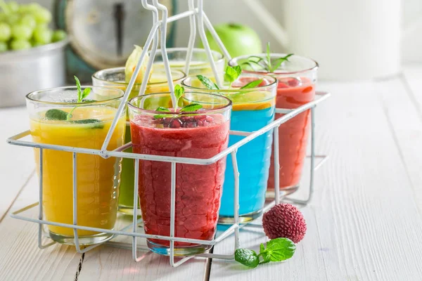 Läcker cocktail med fruktig yoghurt på vitt bord — Stockfoto