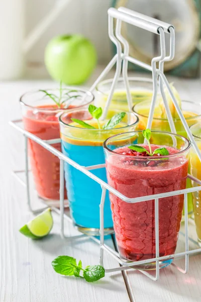 Hausgemachter Smoothie mit frischen Früchten auf weißem Tisch — Stockfoto