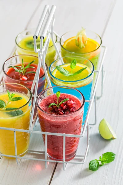 Cocktail colorido com frutas frescas na mesa branca — Fotografia de Stock