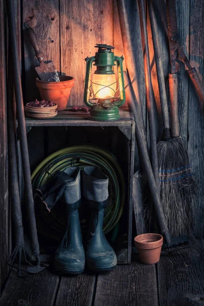 Old rustic shed with garden tools before dawn — Stock Photo, Image