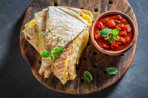 Quesadilla quente feito de tortilla com queijo e presunto — Fotografia de Stock