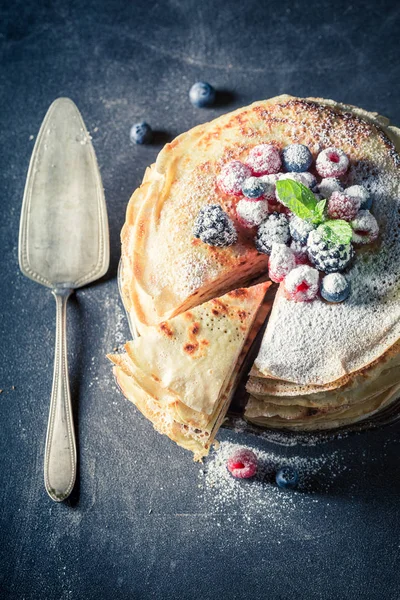 Sweet stack of pancakes with blueberries and raspberries — Stock Photo, Image