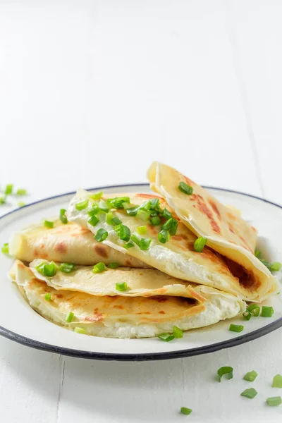 Deliciosas panquecas com queijo cottage e cebolinha — Fotografia de Stock