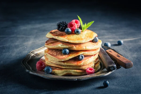 Panqueques americanos caseros con arándanos y frambuesas — Foto de Stock