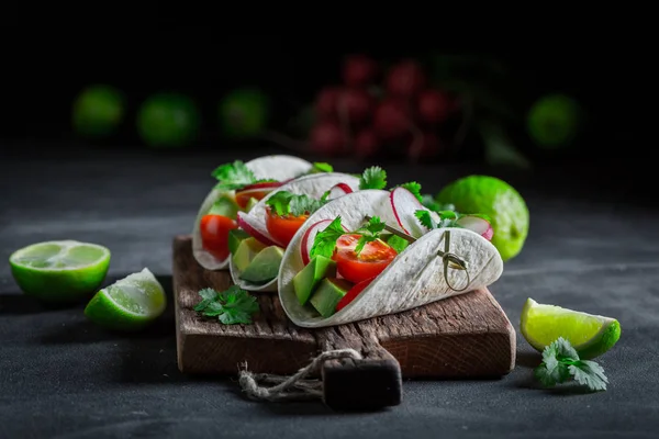 Enjoy your tacos with avocado and fresh coriander — Stock Photo, Image