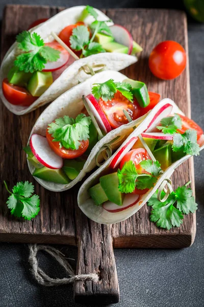 Užijte si tacos s čerstvou zeleninou a vápno — Stock fotografie