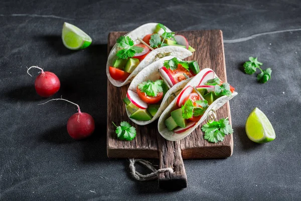 Taco messicano con pomodorini e ravanello — Foto Stock