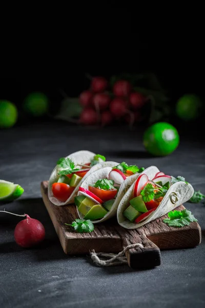 Bucurați-vă de tacos cu roșii cherry și ridiche — Fotografie, imagine de stoc