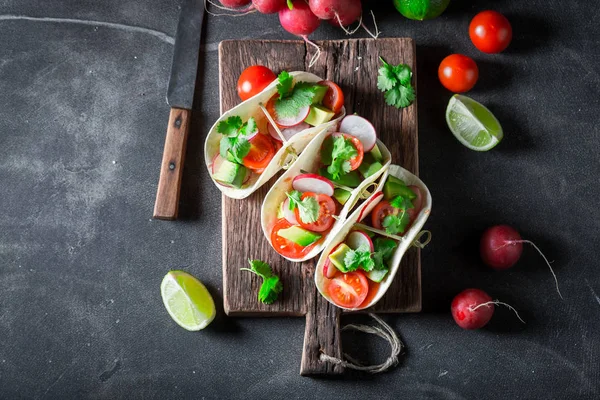 Meksykańskie tacos jako mała zakąska świeży — Zdjęcie stockowe