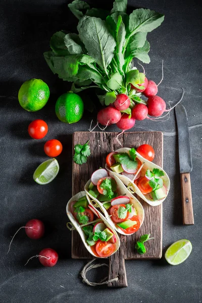 Tacos vegetarianos com abacate e coentro fresco — Fotografia de Stock