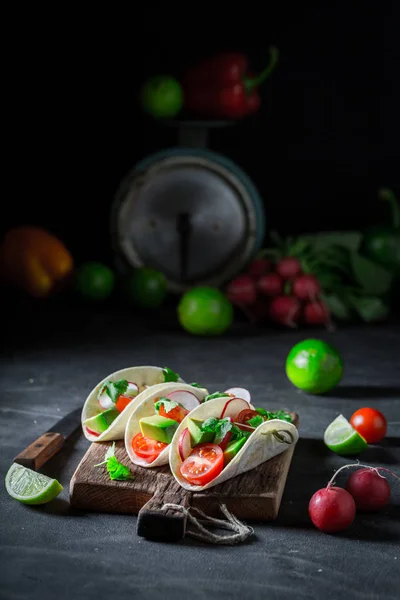 Läckra tacos som ett mellanmål för en part — Stockfoto