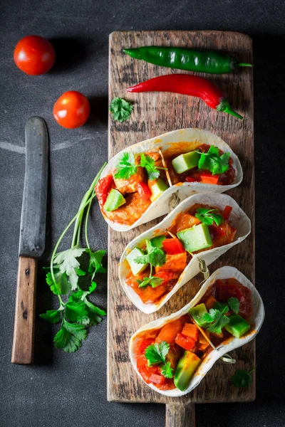Гарячі таксо з авокадо, лаймом і томатним соусом — стокове фото