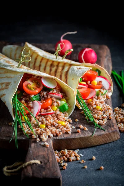 Здорова вегетаріанська тортилья зі свіжими овочами та крупою — стокове фото