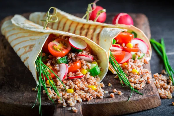Смачна вегетаріанська тортилья зі свіжими овочами та крупою — стокове фото