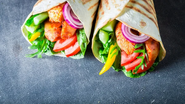 Delicious grilled tortilla with chicken, tomatoes and lettuce — Stock Photo, Image