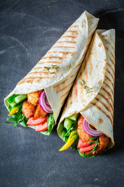 Healthy grilled tortilla with chicken, tomatoes and lettuce — Stock Photo, Image