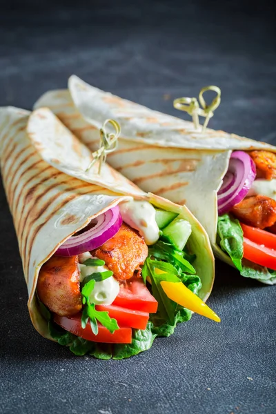 Enjoy your grilled tortilla with chicken, tomatoes and lettuce — Stock Photo, Image
