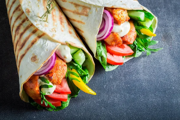 Lekkere gegrilde tortilla met kip, tomaten en sla — Stockfoto