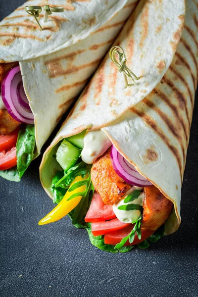 Genießen Sie Ihre gegrillte Tortilla mit frischem Gemüse und Hühnchen — Stockfoto