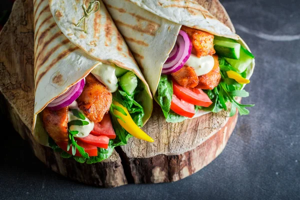 Healthy grilled tortilla with fresh vegetables and chicken — Stock Photo, Image