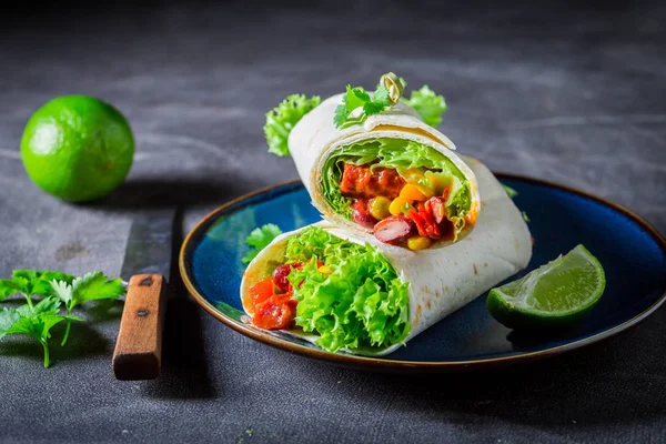 Burrito s červeným salsy, hlávkovým salátem a zeleninou — Stock fotografie