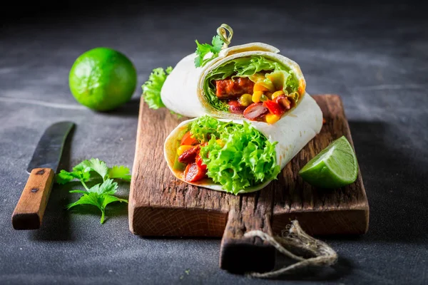 Burrito saporito con salsa di pomodoro, verdure e carne — Foto Stock